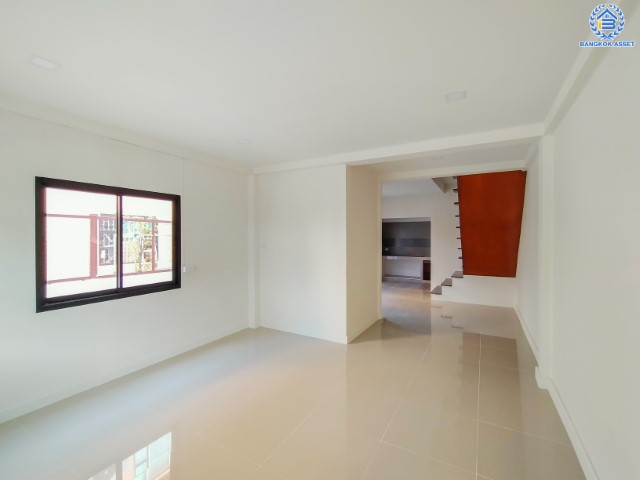 บ้านมืองสองตกแต่งใหม่ ม.พระปิ่น 2 บรมราชชนนี บ้านพร้อมอยู่ หลังใหญ่ บนเนื้อที่ 25.5 ตร.ว. ฟังก์ชัน 2 ห้องนอน 2 ห้องน้ำ 1 ที่จอดรถ บนทำเลศักยภาพ เดินทางสะดวก เชื่อมต่อถ.บรมราชชนนี, ถ.ศาลาธรรมสพ ใกล้ม.มหิดล และจุดขึ้นทางด่วน "ศรีรัช"